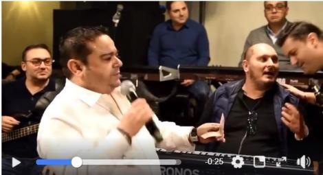 (VIDEO) Incredibil. Cât a primit Adrian Minune pentru o dedicație. Băieții din orchestră au crezut că nu văd bine: „Ai greșit buzunarul, frățiorul meu!”