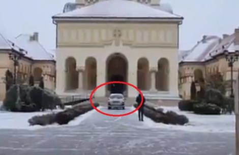 VIDEO! Cum să-l ningă pe preafericitul? Preot filmat în timp ce intra cu mașina până pe scările Catedralei