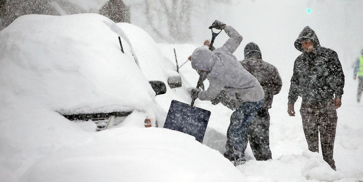 Rom&acirc;nia, lovită de URGIA ALBĂ! Un nou COD PORTOCALIU de ninsori şi viscol a fost emis: şosele blocate, şcoli din zece judeţe &icirc;nchise, localităţi izolate. Ce urmează e şi mai rău!