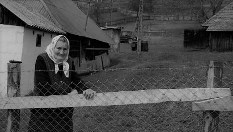 Satele NIMĂNUI! ,,Păcat, păcat de Dumnezeu, că ne-a lăsat păm&acirc;nt, bogăţie. Facem de toate. Cine să măn&acirc;nce? Un copil care vine cine ştie c&acirc;nd?&rdquo;. Viața &icirc;n cătunele uitate ale Rom&acirc;niei, mai ceva ca acum un veac.