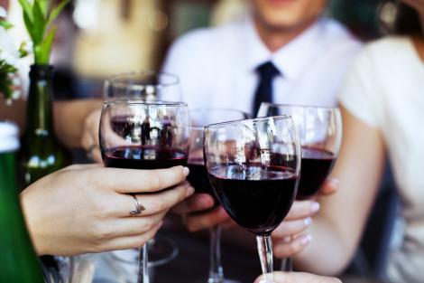 7 superstiții și obiceiuri spectaculoase care au legătură cu băuturile alcoolice