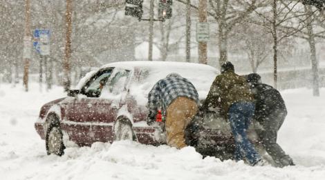 Șapte trucuri pentru a-ți scoate mașina din zăpadă rapid și cu un efort minim