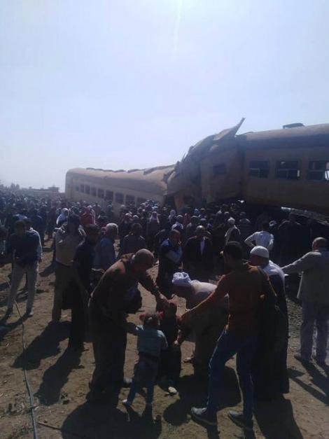 Imaginile fac înconjurul Europei! "Morţii şi răniţii au fost duși laolaltă la spitale!" Două trenuri s-au ciocnit în Egipt