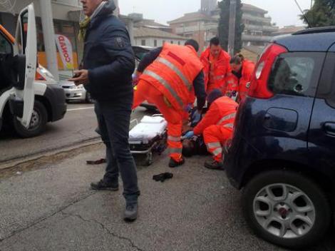 Atac armat în Italia! S-au tras focuri de armă spre mulțime, dintr-o mașină: Cel puțin patru oameni sunt în stare critică