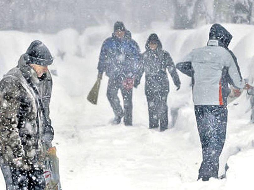 VREMEA 4 februarie. Vremea rea face ravagii &icirc;n țară! Cod portocaliu de ninsori