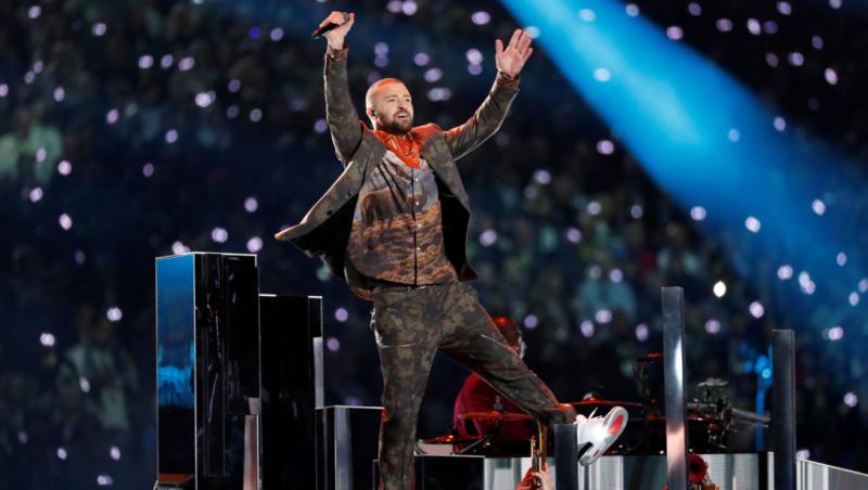 Cel mai impresionant omagiu adus Prințului. Pe fundalul unei cortine mov imense, Justin Timberlake a cântat în fața a mii de oameni,  în finala Super Bowl, o piesă de-a lui Prince: 