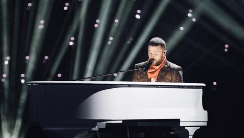 Cel mai impresionant omagiu adus Prințului. Pe fundalul unei cortine mov imense, Justin Timberlake a cântat în fața a mii de oameni,  în finala Super Bowl, o piesă de-a lui Prince: 