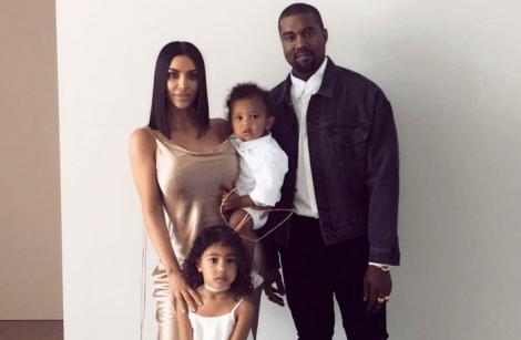 Prima fotografie cu Chy, al treilea copil al lui Kim Kardashian. Dorită de divă cu ardoare, purtată nouă luni în pântecele unei mame-surogat plătită regește, micuța e frumușică foc
