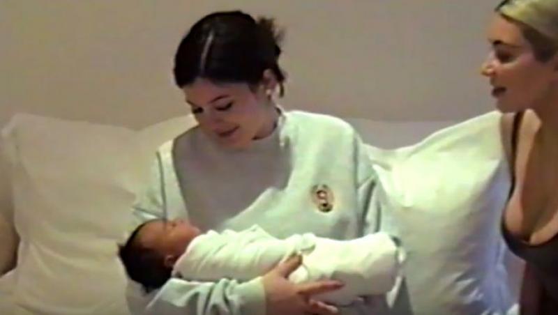 Prima fotografie cu Chy, al treilea copil al lui Kim Kardashian. Dorită de divă cu ardoare, purtată nouă luni în pântecele unei mame-surogat plătită regește, micuța e frumușică foc