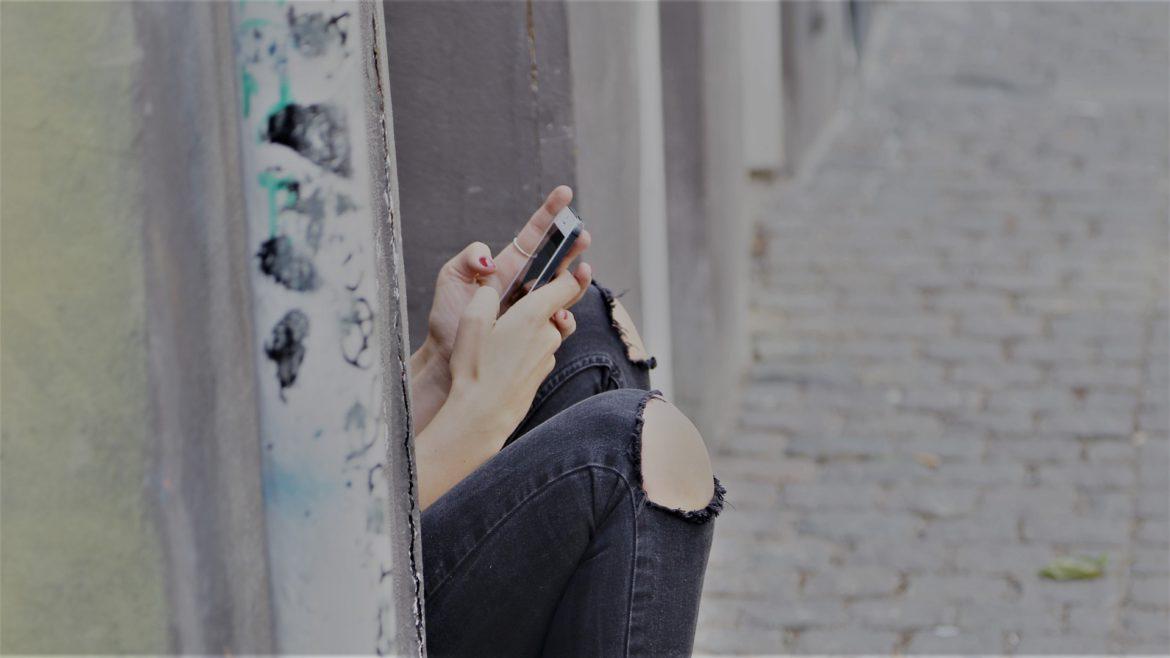 Studiu &icirc;ngrijorător despre adolescenții din Rom&acirc;nia! Internetul le distruge sănătatea și mintea!