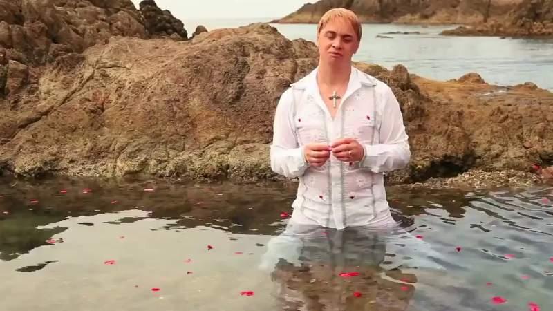 Cristi din Banat s-a pozat gol pușcă și și-a șocat fanii cu un mesaj direct! &bdquo;Ceva probleme?!&rdquo;