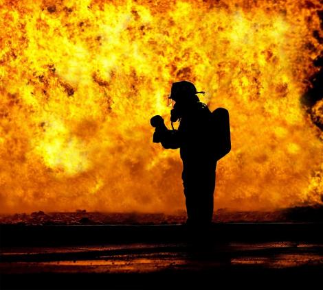 Situație dramatică! O femeie și un copil, prinși în flăcările unui incendiu. La faţa locului se intervine cu două autospeciale