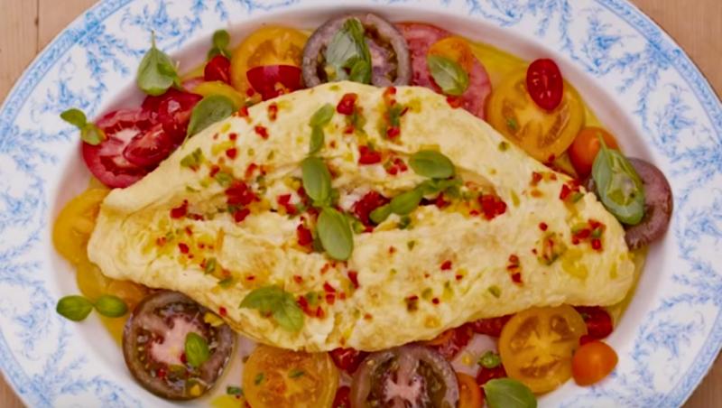 Cum putem îmbunătăți gustul unei omlete, pentru un mic dejun plin de savoare și culoare! Jamie Oliver ne propune omletă cu brânză, salată de roșii și sos chili.
