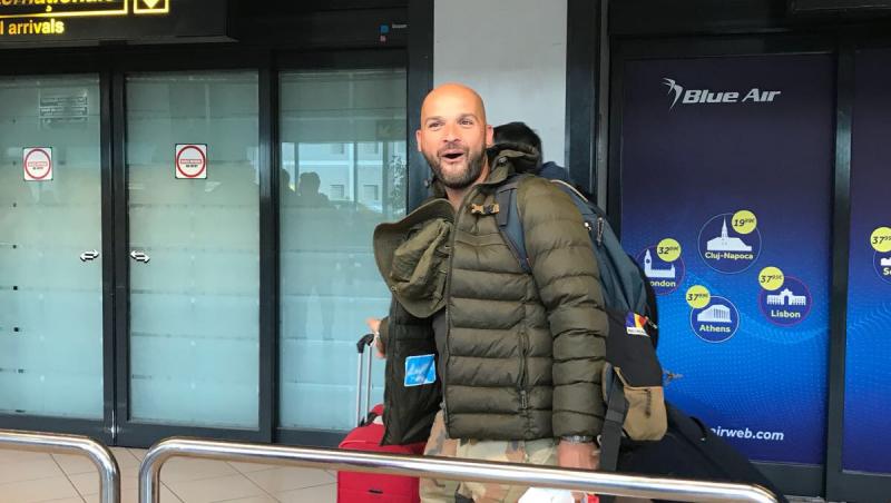 Liviu Vârciu și Andrei Ștefănescu, primire emoționantă pe aeroport la întoarcerea din Asia. Cei doi concurenți au fost întâmpinați de iubitele lor care și fetițele lor în Otopeni