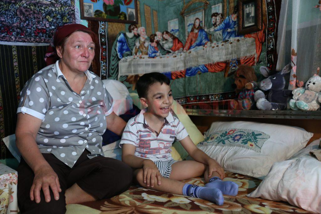 Un exemplu de voință! Un copil paralizat merge zi de zi la școală, deși e &icirc;n scaunt cu rotile