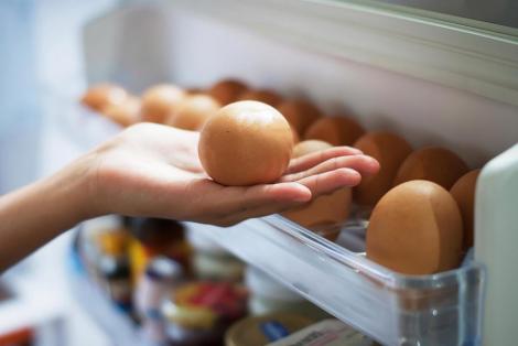 De ce nu este bine să ţii ouăle pe uşa frigiderului! Nu îți mai risca sănătatea, căci este cea mai importantă!