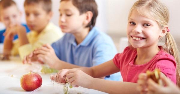 E oficial! Elevii vor primi fructe și legume la școală. Legea a fost votată de Parlament