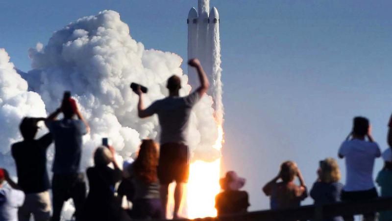 VIDEO. SpaceX a intrat în istorie. Cea mai puternică rachetă din lume, echivalentul a 18 avioane, a fost lansată pe muzica lui Bowie. Odată cu ea, şi prima maşină pe orbită!