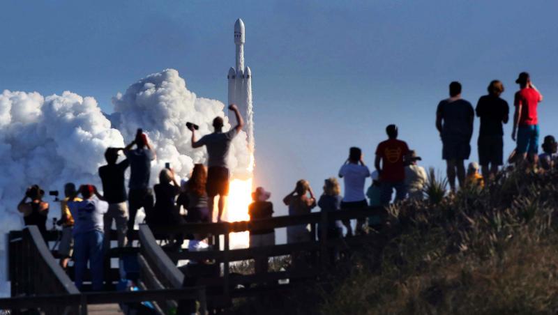 VIDEO. SpaceX a intrat în istorie. Cea mai puternică rachetă din lume, echivalentul a 18 avioane, a fost lansată pe muzica lui Bowie. Odată cu ea, şi prima maşină pe orbită!