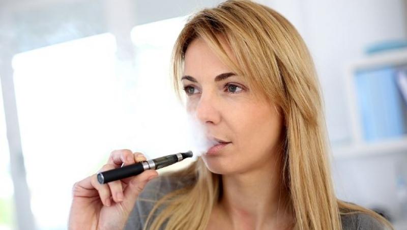 Trecerea definitivă de la fumatul clasic la folosirea ţigărilor electronice aduce beneficii  sănătăţii. Aproape 20.000 de oameni au renunțat la fumat