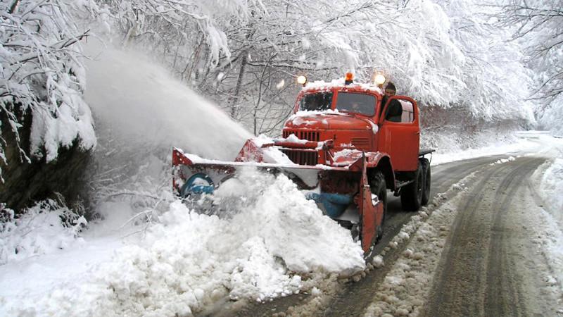 Vremea a luat-o razna! Parisul este blocat de nămeţi iar şoferii sunt sfătuiţi să nu plece nicăieri cu maşinile