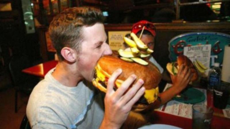 Ești fan burger? Dacă ești, atunci trebuie să știi cele zece lucruri despre giganții hamburgeri! Un burger de patru kilograme a fost mâncat în 27 de minute