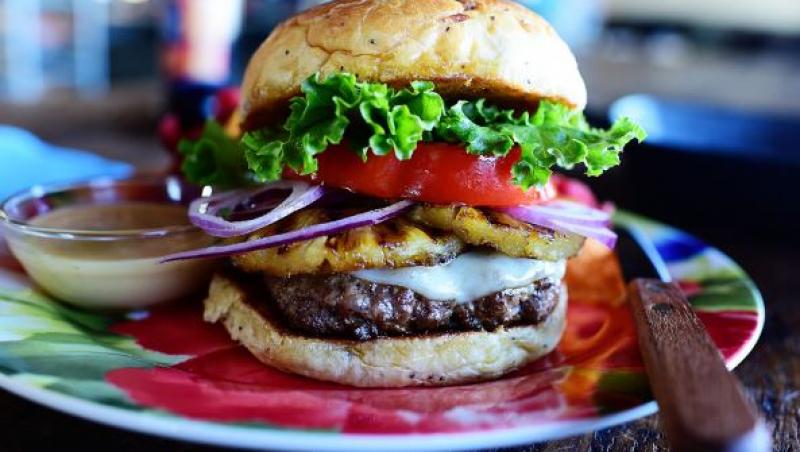 Ești fan burger? Dacă ești, atunci trebuie să știi cele zece lucruri despre giganții hamburgeri! Un burger de patru kilograme a fost mâncat în 27 de minute