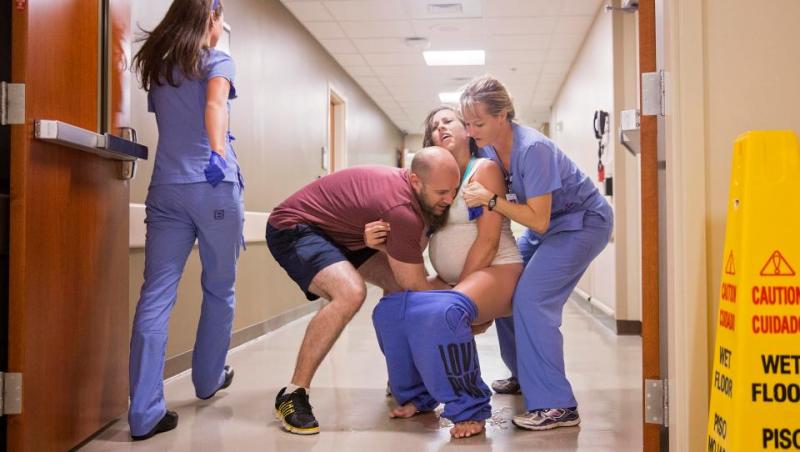 Galerie foto pentru cei tari de inimă! Momentul şocant în care o femeie îşi naşte copilul în picioare, pe holul unui spital: 