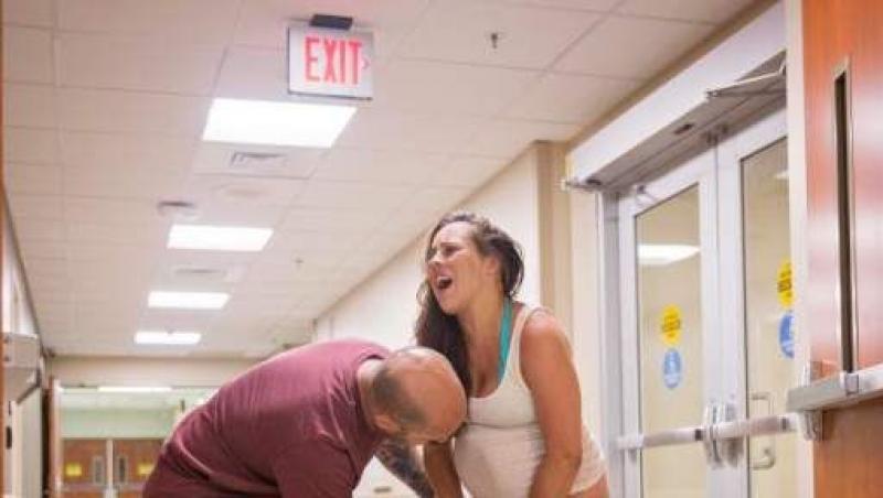 Galerie foto pentru cei tari de inimă! Momentul şocant în care o femeie îşi naşte copilul în picioare, pe holul unui spital: 
