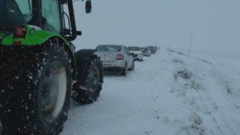 Ninsorile fac deja probleme în România! Zeci de maşini sunt blocată în zăpadă