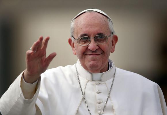 Papa Francisc "zboară" ca Superman, la Vatican! Cu pumnul &icirc;n sus și cu celebra lui servietă neagră, "Superpapa" continuă să impresioneze: "Eroi, pentru o lume mai bună"