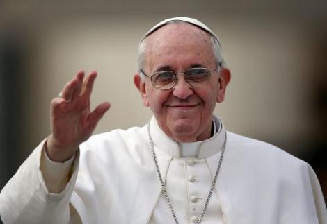 Papa Francisc "zboară" ca Superman, la Vatican! Cu pumnul în sus și cu celebra lui servietă neagră, "Superpapa" continuă să impresioneze: "Eroi, pentru o lume mai bună"