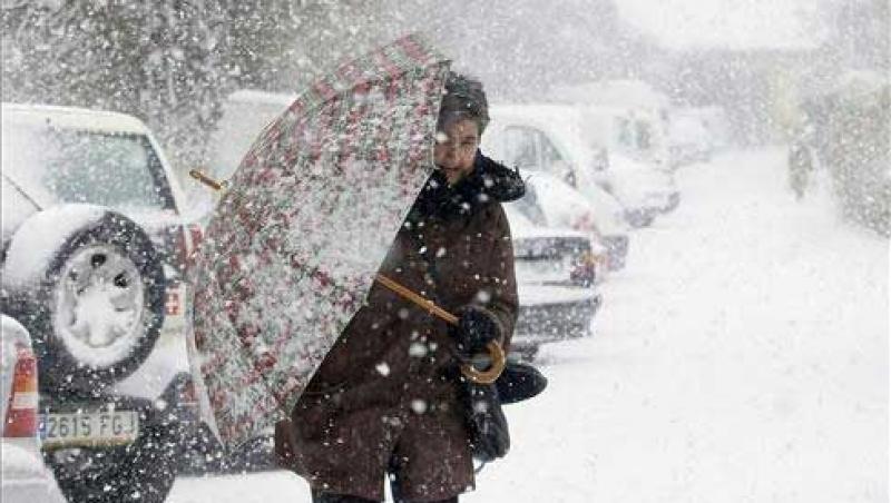 Moldova sub nămeți!  Localităţi fără energie electrică şi copaci doborâţi de căderile abundente de zăpadă. Cum ne va mai surprinde vremea