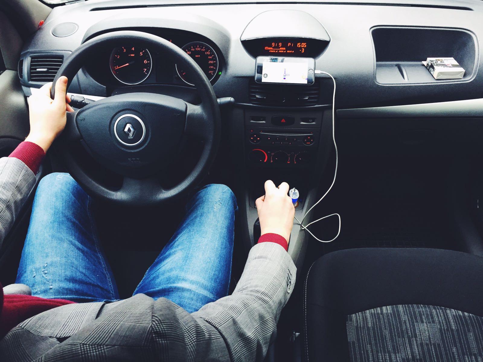 Cea mai proastă veste pentru șoferi! Folosirea telefonului mobil &icirc;n mașină va fi interzisă definitiv &icirc;n... Franța! Nu poți vorbi nici cu handsfree!