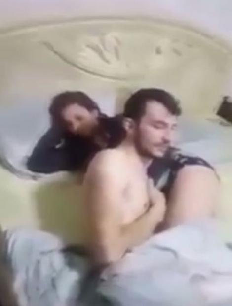 Video. Un român plecat la muncă în străinătate vine acasă și își prinde nevasta cu altul în pat. Filmulețul cu femeia a ajuns viral: „Eu munceam și tu...”