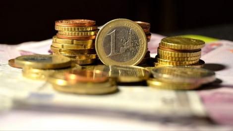 CURS VALUTAR 9 FEBRUARIE: Euro revine pe creştere