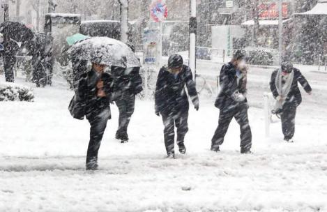 VREMEA 10 februarie. România, sub NINSORI în weekend! Unde va ninge mai mult