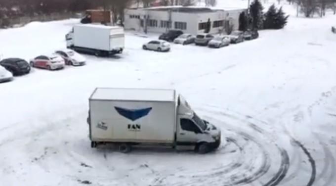 Șofer de curierat, surprins &icirc;n timp ce făcea derapaje pe zăpadă. ,,Vă &icirc;ntrebaţi unde sunt coletele?&rdquo;
