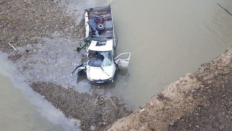 Tragedie în Suceava! O persoană a murit şi două au fost rănite după ce o camionetă a căzut de pe un pod. Din maşină, a rămas un morman de fiare contorsionate. FOTO de la fața locului