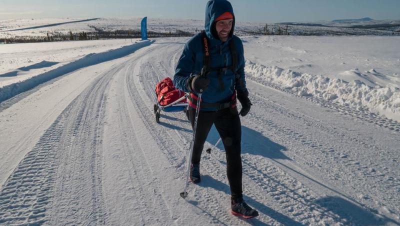 Românul-fenomen TIBI UȘERIU s-a întors în IADUL ALB și conduce detașat Maratonul Arctic, cea mai dură competiție din lume. Anul trecut, l-a câștigat, deși avea degerături și doar patru perechi de pantaloni pe el