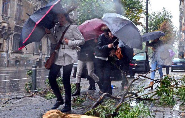 VREMEA &icirc;ntoarce foaia și se schimă RADICAL! Vin ploile, cu v&acirc;nt și furtuni! Alertă de inundații