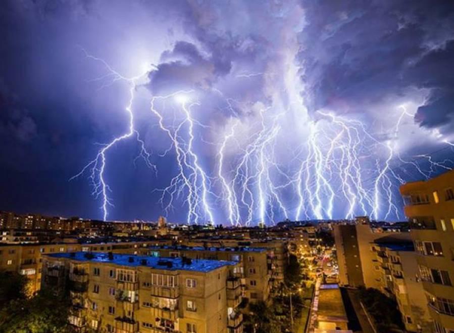 Vremea schimbă foaia! După zile călduroase de primăvară, vin ploile, cu v&acirc;nt și furtuni! &Icirc;n sudul țării, va ploua astăzi c&acirc;t pentru o săptăm&acirc;nă