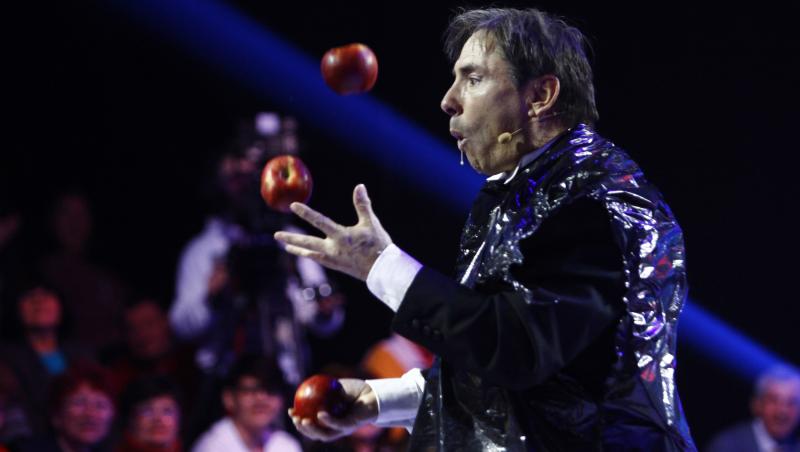 Venit tocmai din SUA, Michael Goudeau ne-a demonstrat cum poţi să jonglezi şi să mânânci mere în acelaşi timp! Și o face cel mai bine din lume, căci e în Cartea Recordurilor!