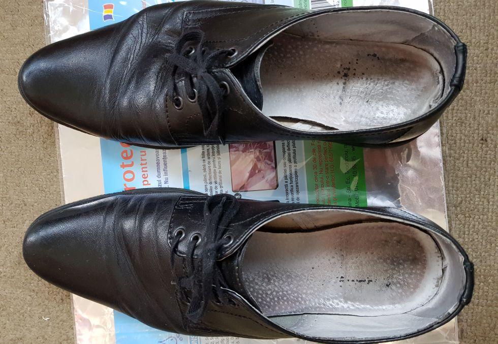 Tolo.ro: &bdquo;Așa arată pantofii Poliției Locale București după o purtare de doar două săptăm&acirc;ni!&rdquo;