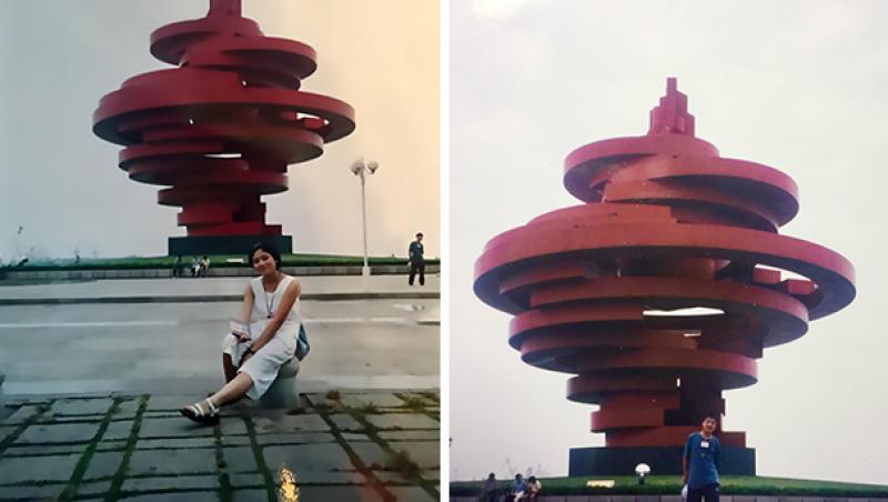 Joac-o pe asta! S-au găsit între 1.263.000.000 de oameni! În 2000, doi chinezi s-au pozat, separat, în fața unui monument. În 2011 și-au dat seama că sunt în aceeași imagine, la doi pași!