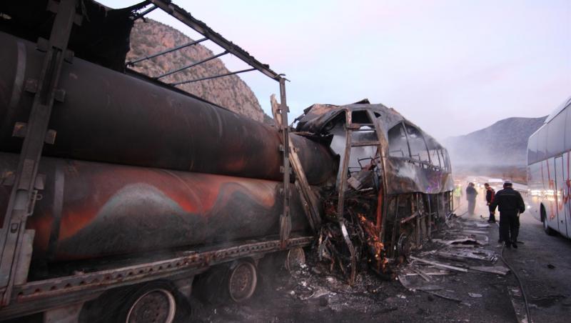 Tragedie în Turcia! Un autobuz de pasageri a lovit un camion şi a luat foc: Cel puţin 13 morţi şi 20 de răniţi, printre care și copii. Imagini terifiante!