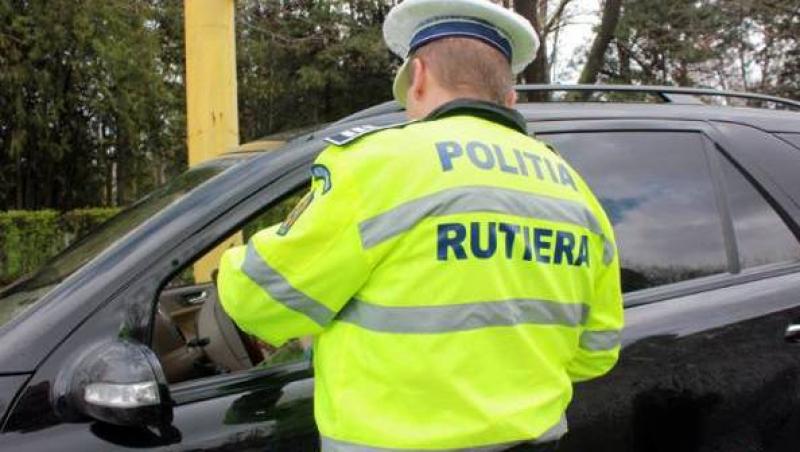 Un șofer a fost amendat de Poliția Română pentru ca nu a mers cu mașina pe partea plină de gropi a drumului: 
