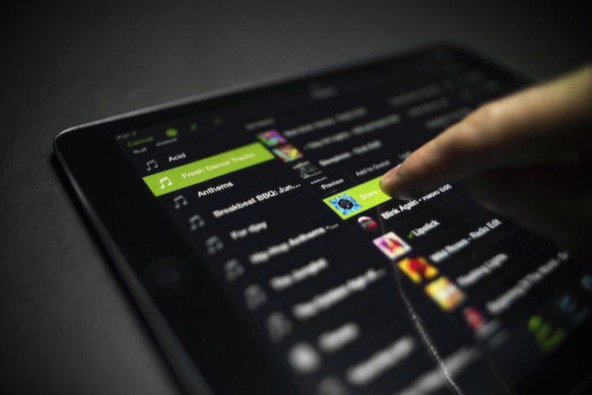 SPOTIFY, cea mai iubită aplicație MUZICALĂ din lume, a ajuns în România. Descarcă gratuit AICI!