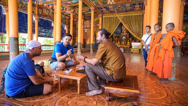 Cele mai înfricoşãtoare probe din ,,Asia Express: concurenții vor căra pe ei tarantule vii și se vor tatua într-un templu budist