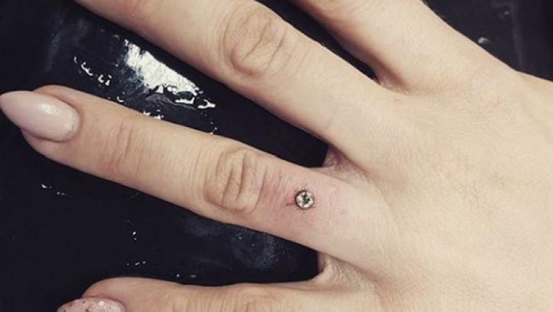 Asta e ultima fiță! Inelul de logodnă nu mai e la modă. Ce se poartă pe degetul inelar după cererea în căsătorie. Nu este tatuaj!